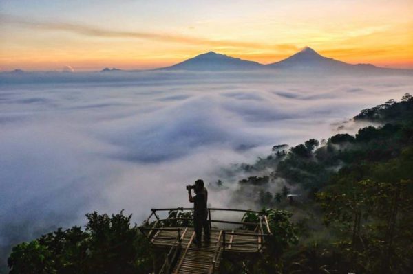 Detail Gambar Bukit Desertai Kabut Keren Nomer 7