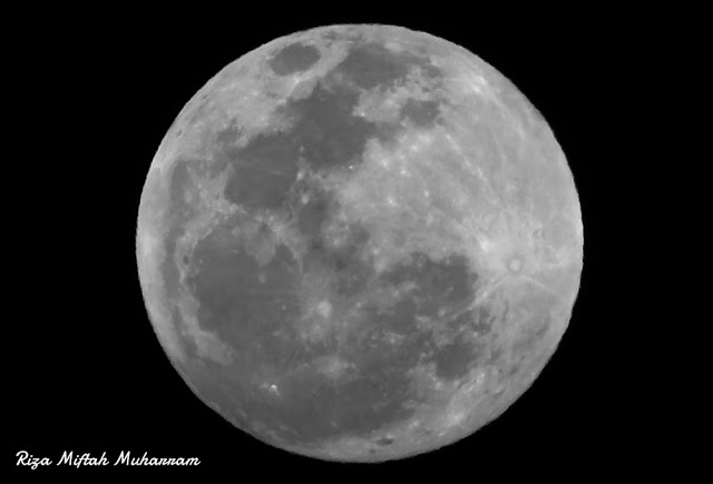 Detail Gambar Bulan Bersinar Nomer 2