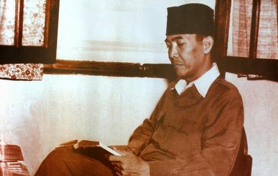 Detail Gambar Bung Karno Minum Kopi Nomer 6