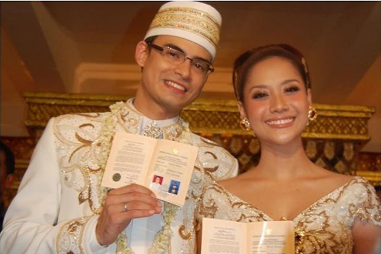 Detail Gambar Bunga Citra Lestari Dan Ashraf Sinclair Nomer 12