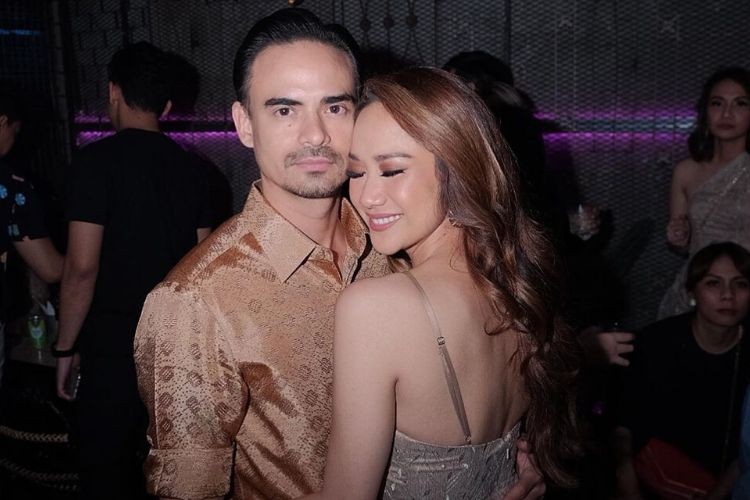 Detail Gambar Bunga Citra Lestari Dan Ashraf Sinclair Nomer 21
