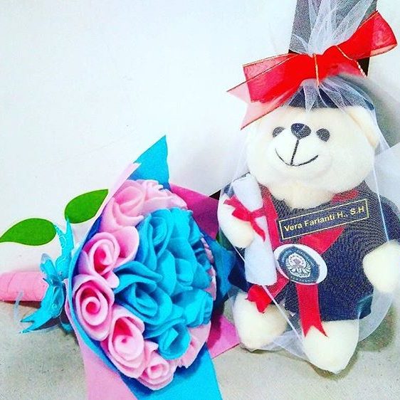 Detail Gambar Bunga Dan Boneka Nomer 6