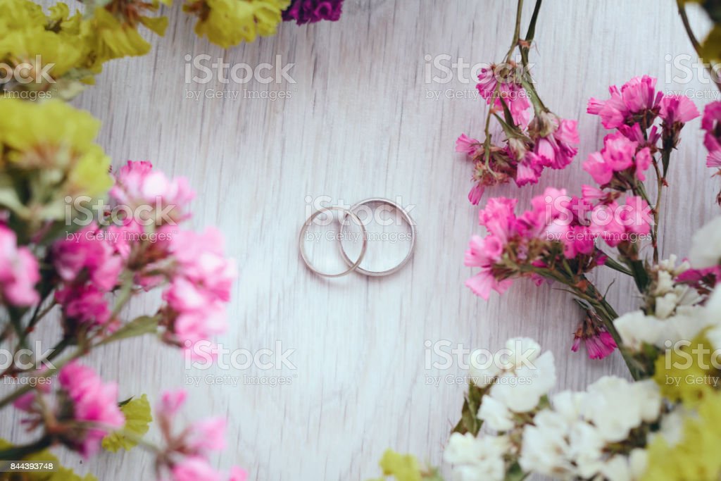 Detail Gambar Bunga Dan Cincin Pernikahan Nomer 20