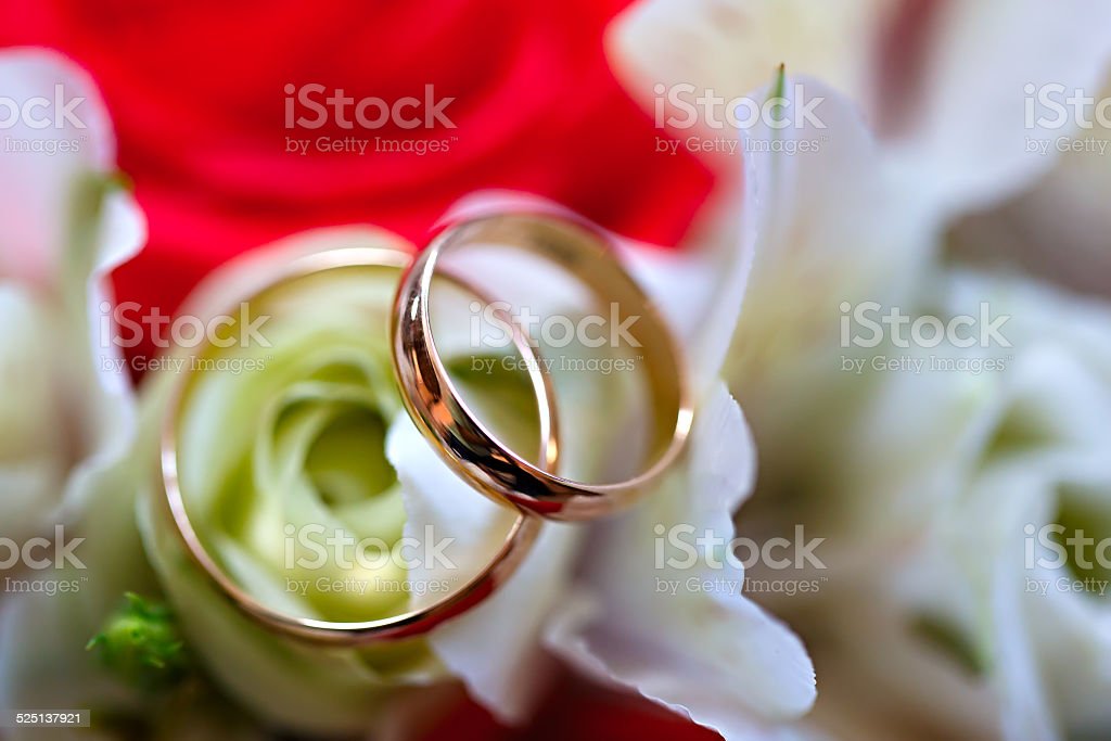 Detail Gambar Bunga Dan Cincin Pernikahan Nomer 24