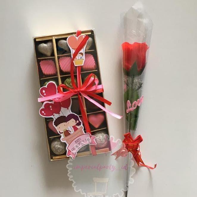 Detail Gambar Bunga Dan Coklat Valentine Nomer 43