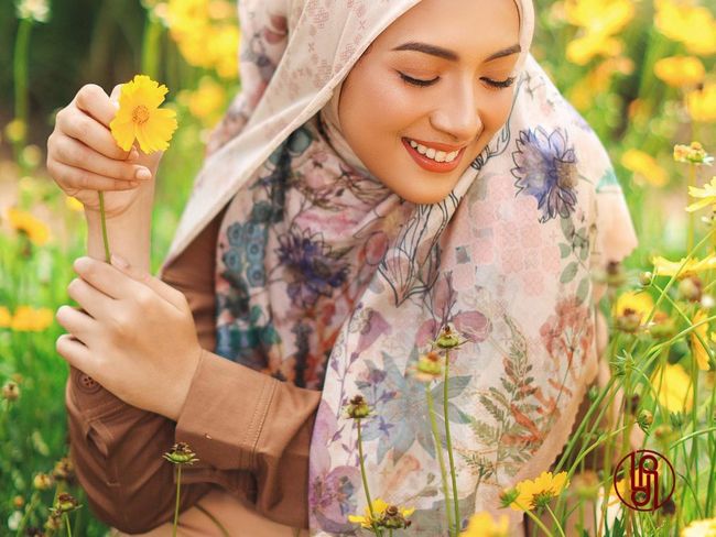 Detail Gambar Bunga Dan Wanita Muslimah Nomer 26