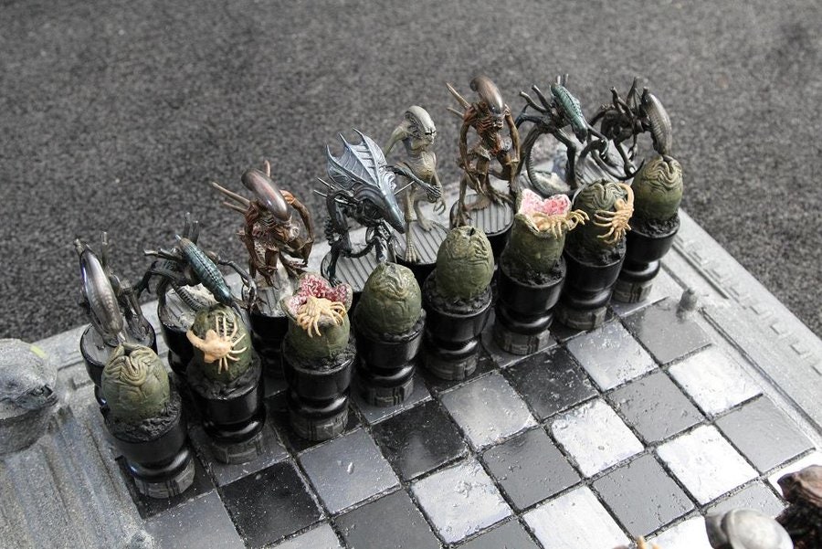 Detail Alien Vs Predator Chess Set Nomer 4