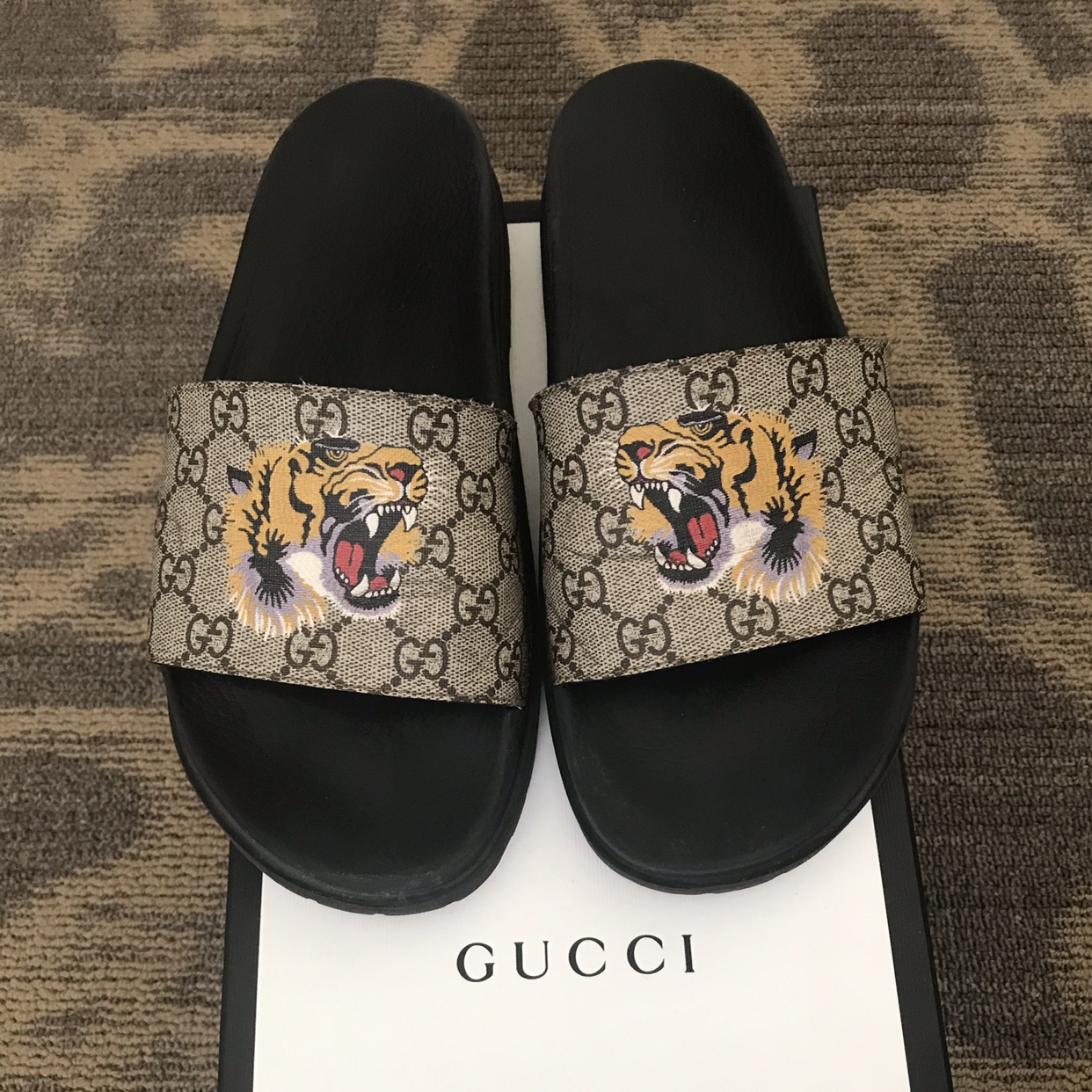 Detail Gucci Tiger Flip Flops Nomer 12