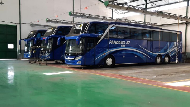 Detail Gambar Bus Karoseri Adi Putro Nomer 43