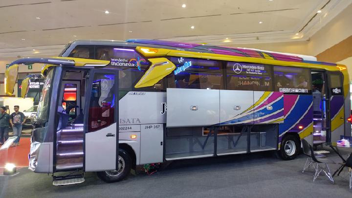 Detail Gambar Bus Karoseri Adi Putro Nomer 52