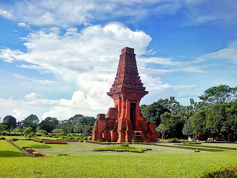 Detail Gambar Candi Bajang Ratu Nomer 21