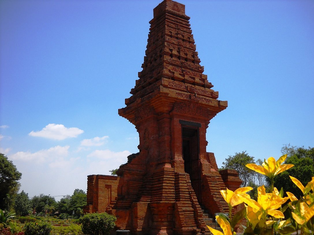 Detail Gambar Candi Bajang Ratu Nomer 8