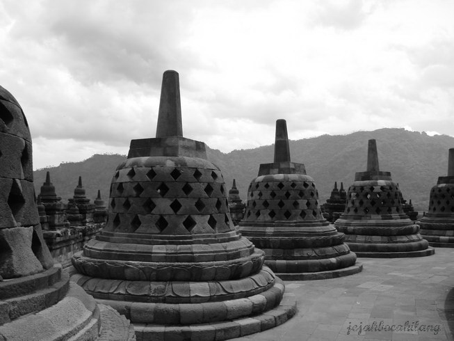 Detail Gambar Candi Borobudur Hitam Putih Nomer 2