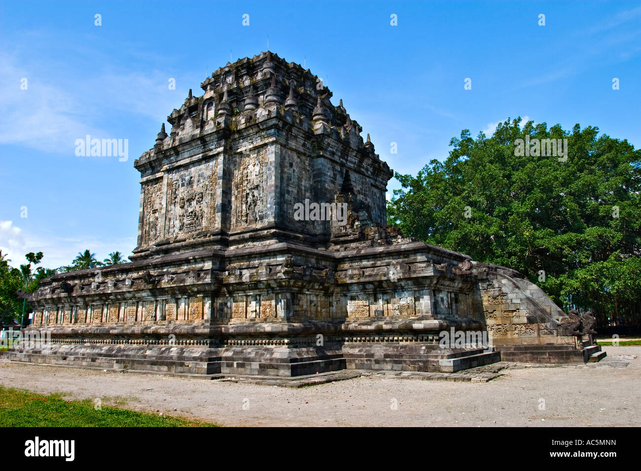 Detail Gambar Candi Mendut Nomer 54