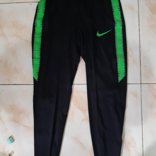 Detail Gambar Celana Training Nike Nomer 51