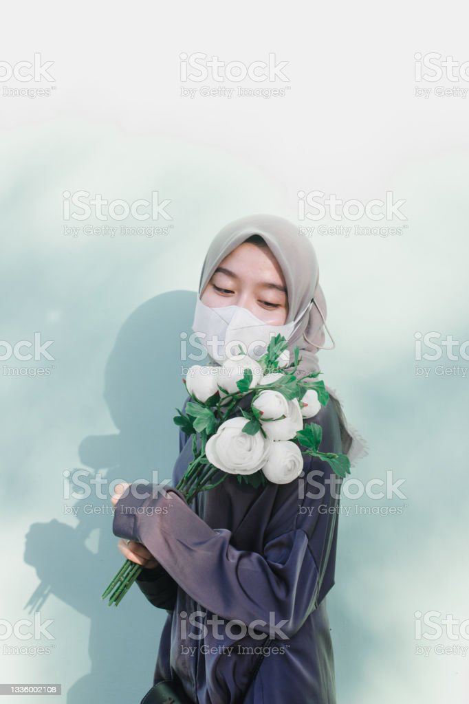 Detail Gambar Cewek Berhijab Pegang Bunga Nomer 2