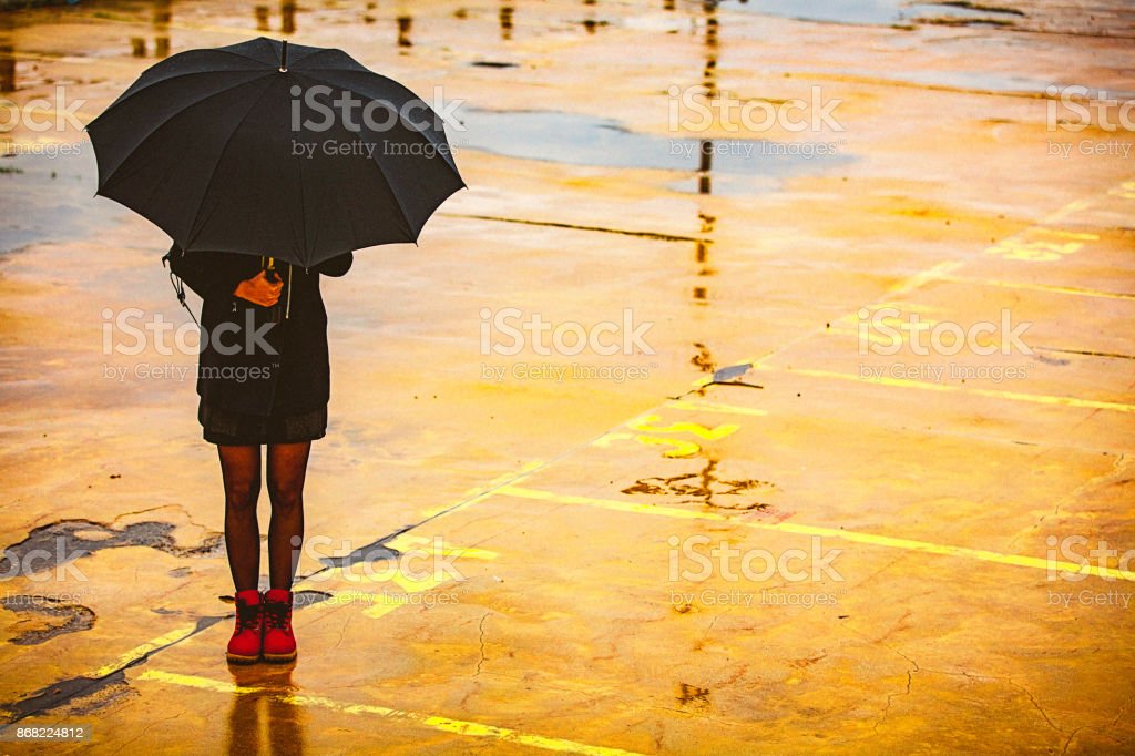 Detail Gambar Cewek Megang Payung Hujan Siluet Nomer 9