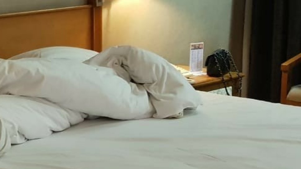 Detail Gambar Cewek Pemijat Tidur Di Kamar Hotel Nomer 28