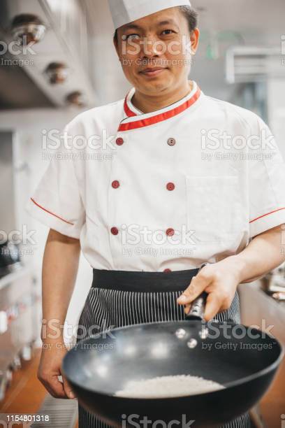 Detail Gambar Chef Sedang Memasak Nomer 25