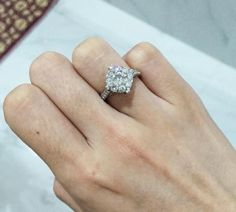 Detail Gambar Cincin Berlian Mewah Nomer 43