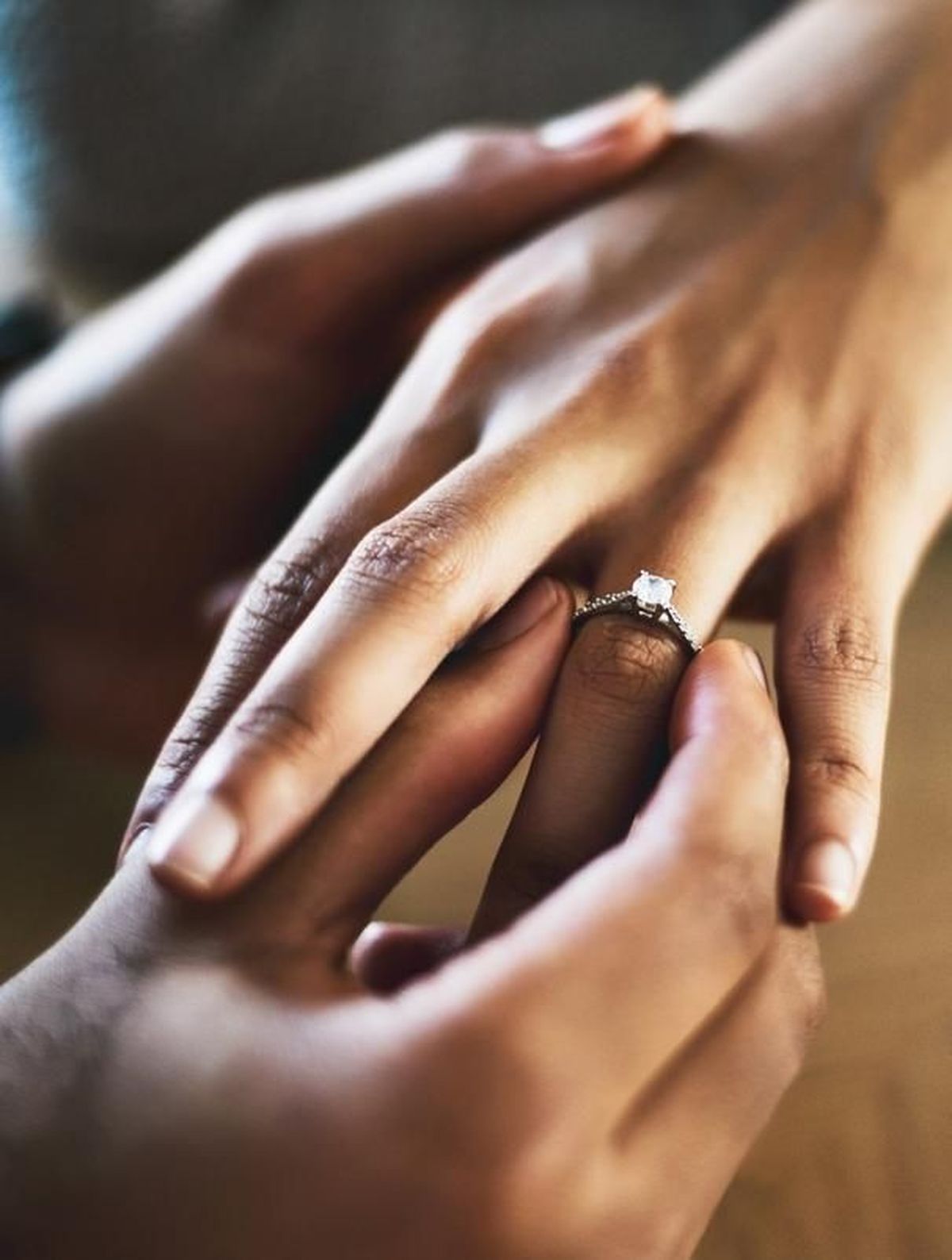 Detail Gambar Cincin Di Jari Nomer 2