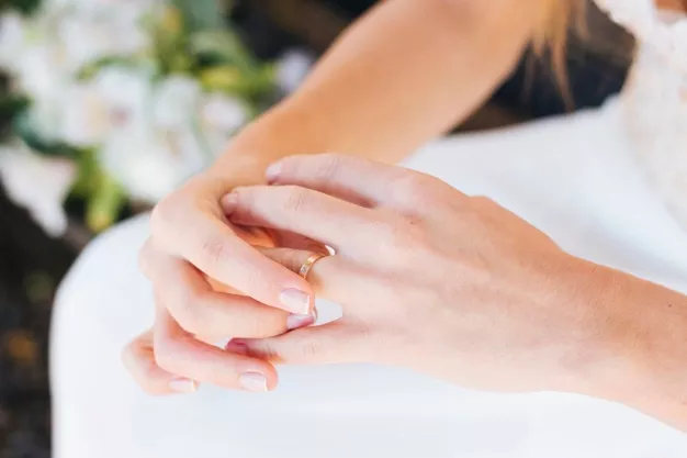 Detail Gambar Cincin Di Jari Nomer 13