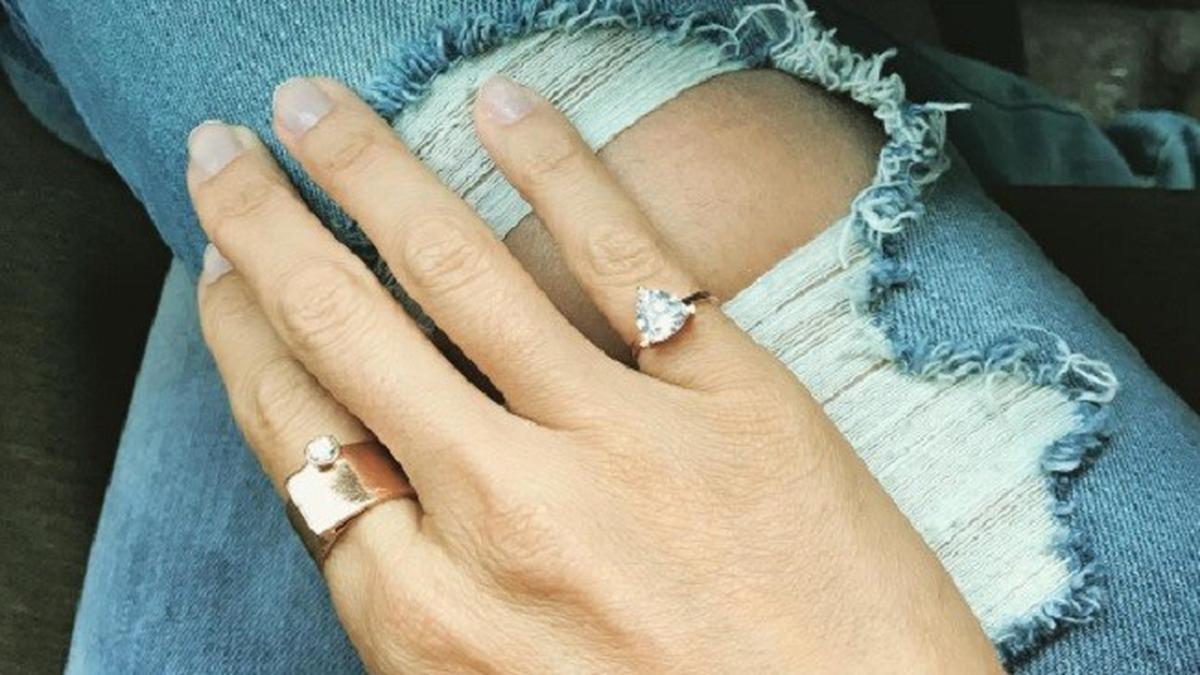 Detail Gambar Cincin Di Jari Nomer 15