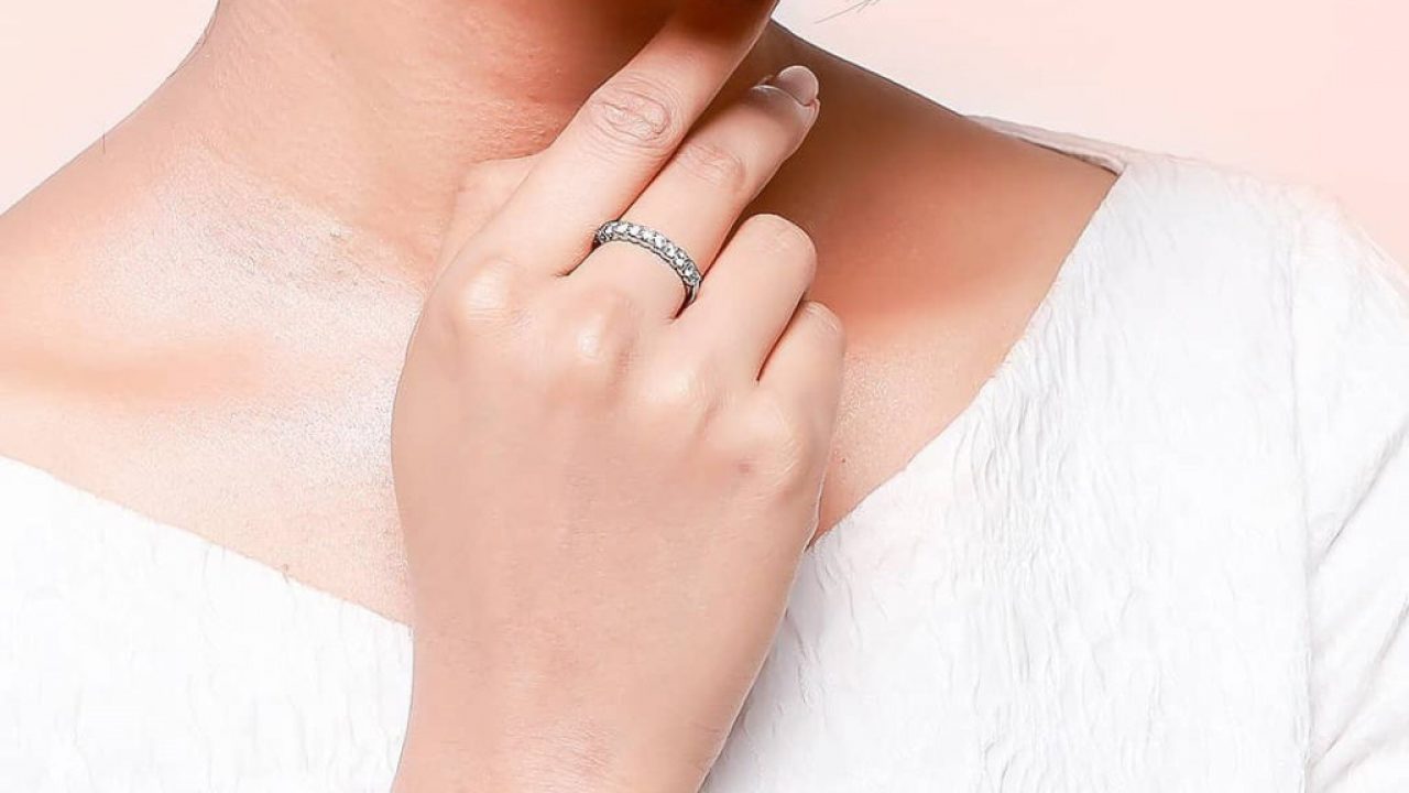 Detail Gambar Cincin Di Jari Nomer 17
