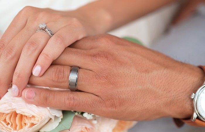 Detail Gambar Cincin Di Jari Nomer 19