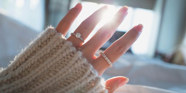 Detail Gambar Cincin Di Jari Nomer 20