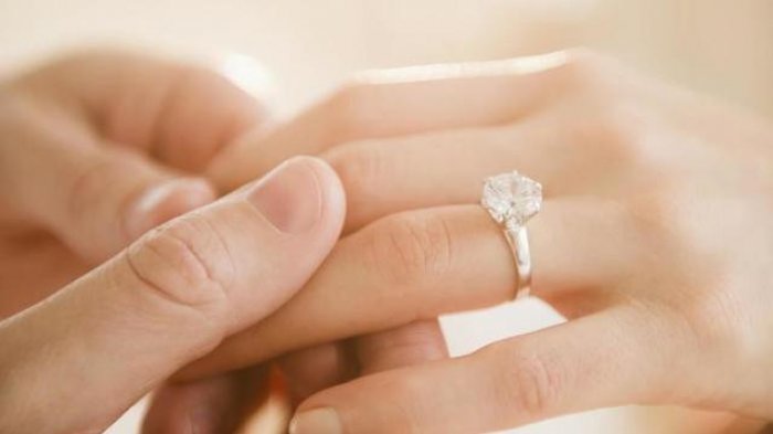 Detail Gambar Cincin Di Jari Nomer 23