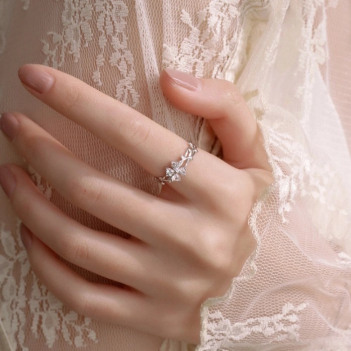 Detail Gambar Cincin Di Jari Nomer 24