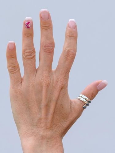 Detail Gambar Cincin Di Jari Nomer 25