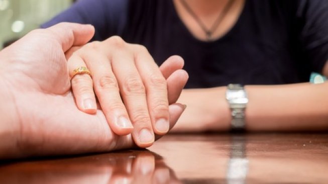 Detail Gambar Cincin Di Jari Nomer 43