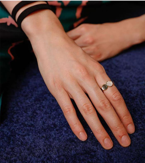 Detail Gambar Cincin Di Jari Nomer 47