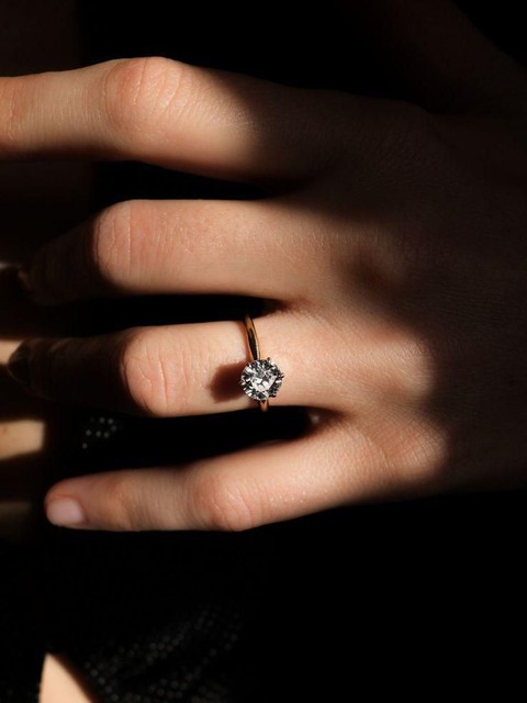 Detail Gambar Cincin Di Jari Nomer 49