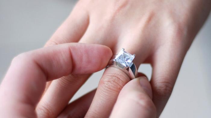 Detail Gambar Cincin Di Jari Nomer 51