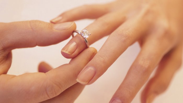 Detail Gambar Cincin Di Jari Nomer 9