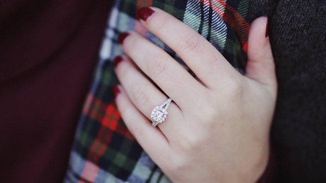 Detail Gambar Cincin Di Jari Wanita Nomer 12