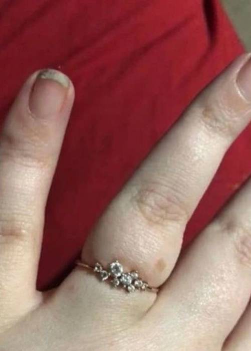 Detail Gambar Cincin Di Jari Wanita Nomer 19