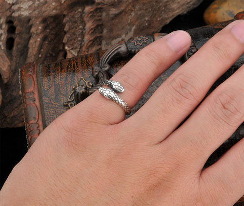 Detail Gambar Cincin Di Jari Wanita Nomer 35