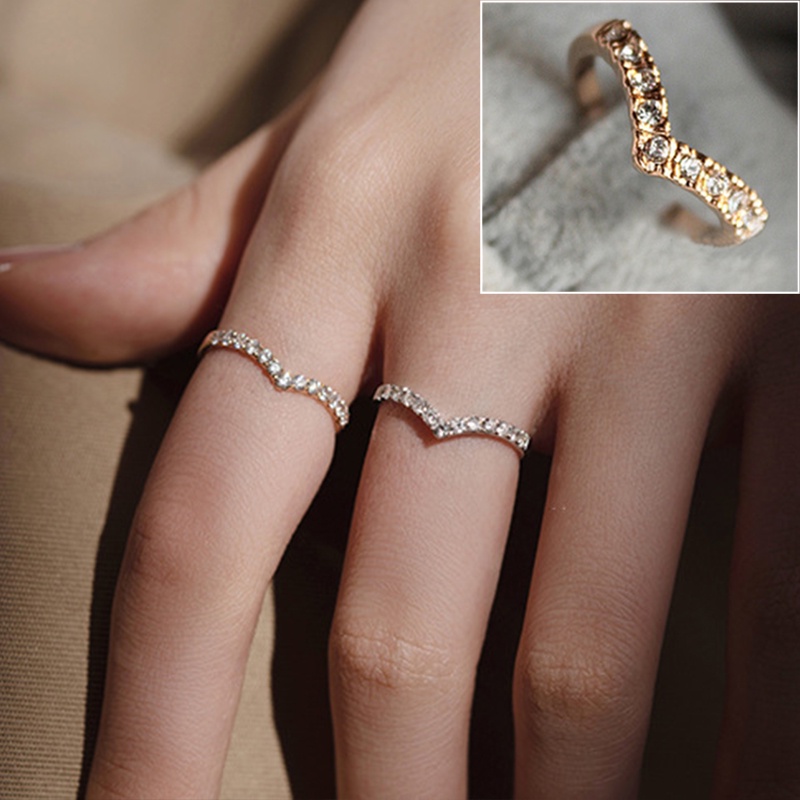 Detail Gambar Cincin Di Jari Wanita Nomer 46