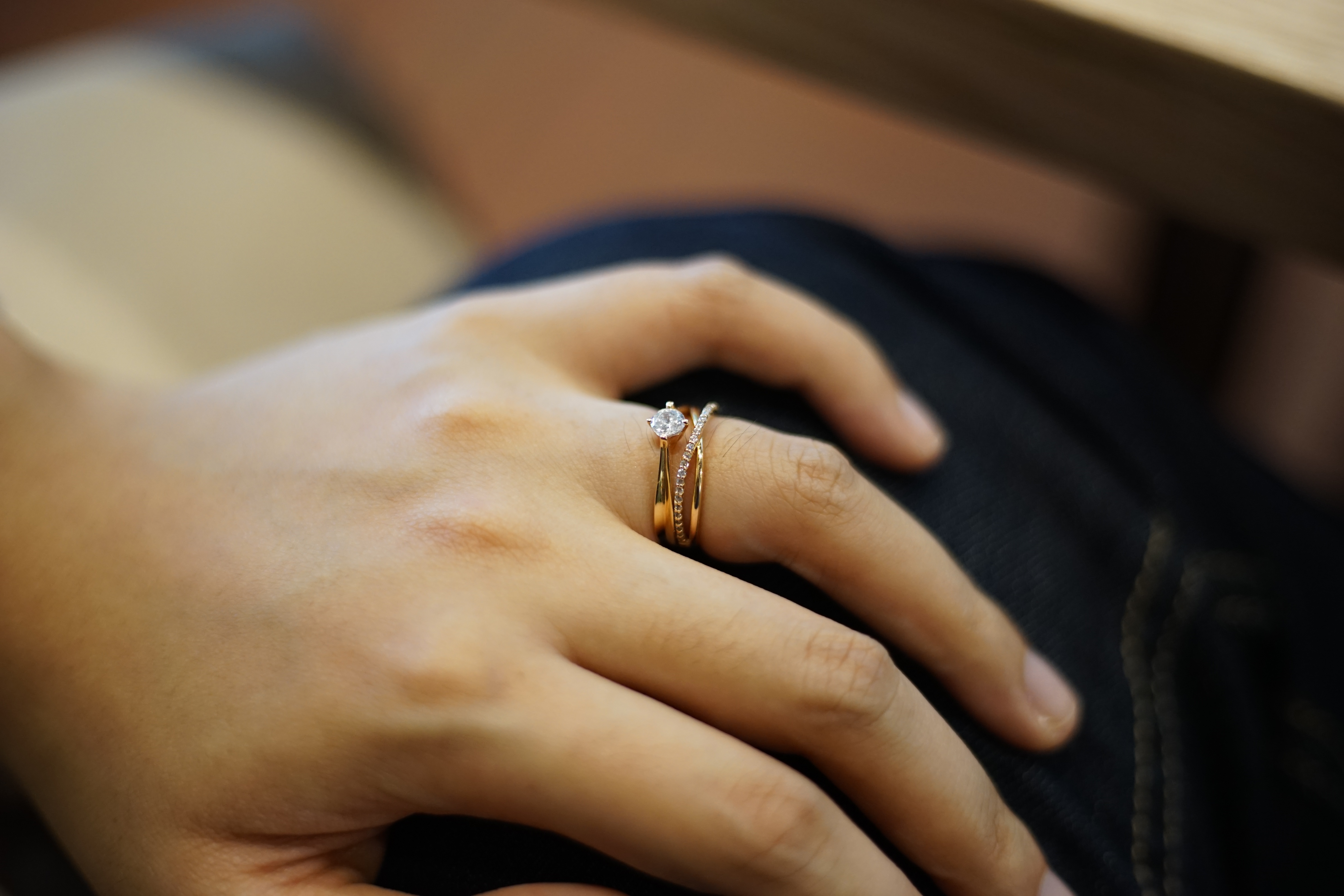 Detail Gambar Cincin Di Jari Wanita Nomer 49