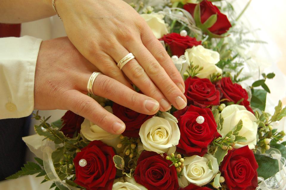 Detail Gambar Cincin Pernikahan Dan Bunga Nomer 4