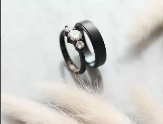 Detail Gambar Cincin Pernikahan Warna Hitam Nomer 26