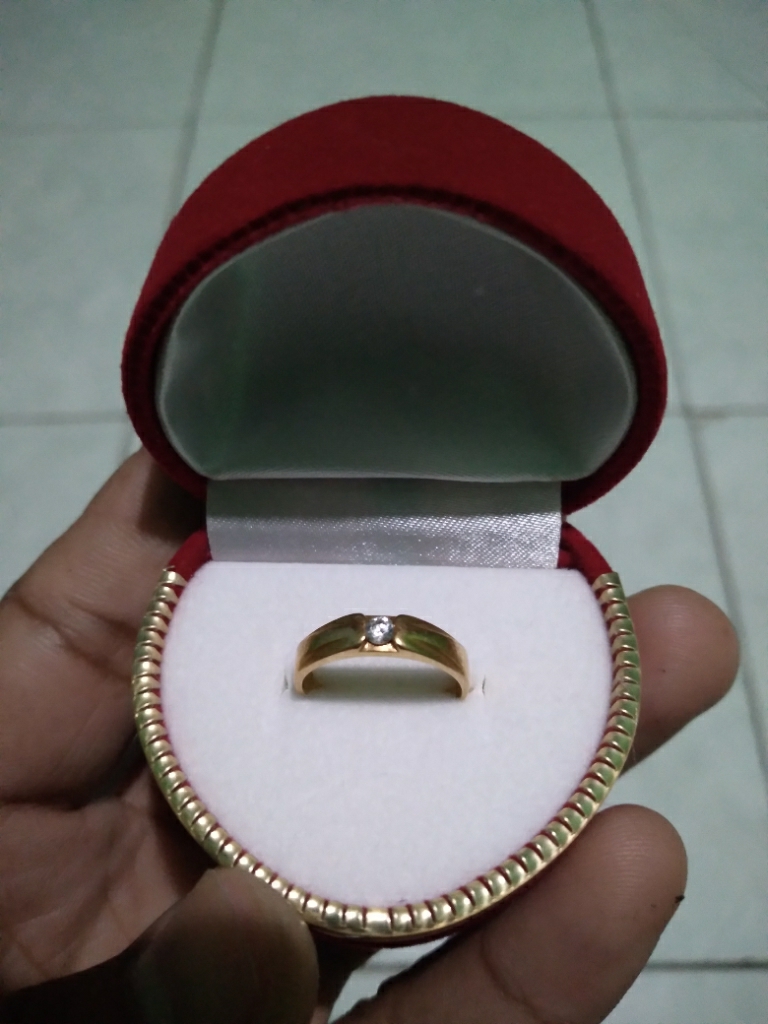 Detail Gambar Cincin Tunangan Di Dalam Kotak Nomer 4