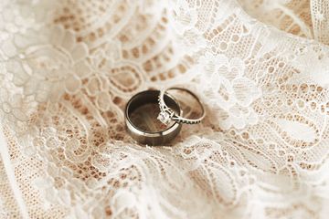 Detail Gambar Cincin Tunangan Di Jari Nomer 24