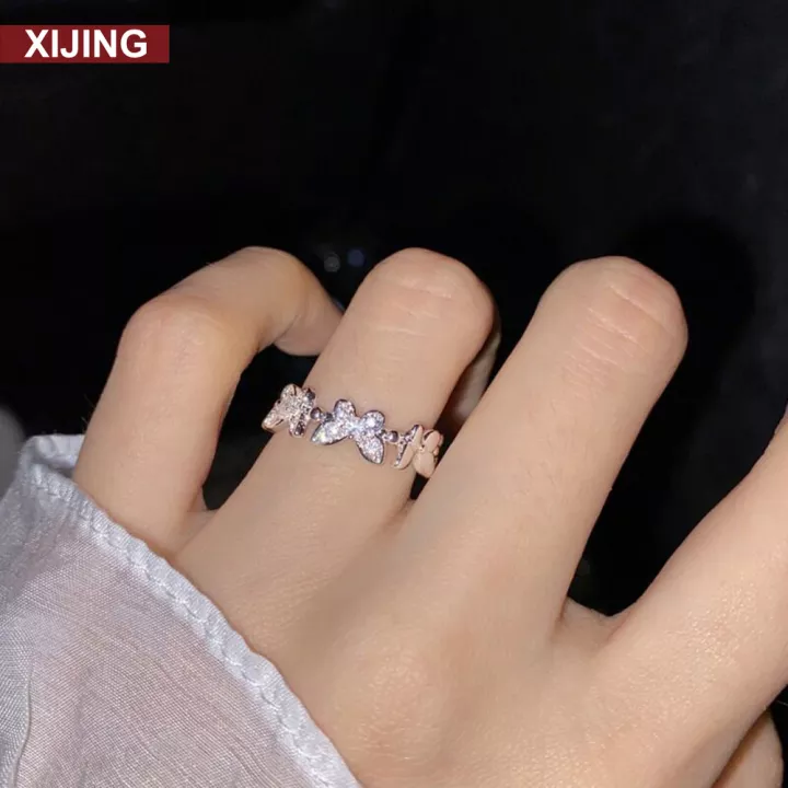 Detail Gambar Cincin Tunangan Di Jari Wanita Nomer 43