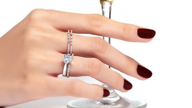 Detail Gambar Cincin Tunangan Di Jari Wanita Nomer 55