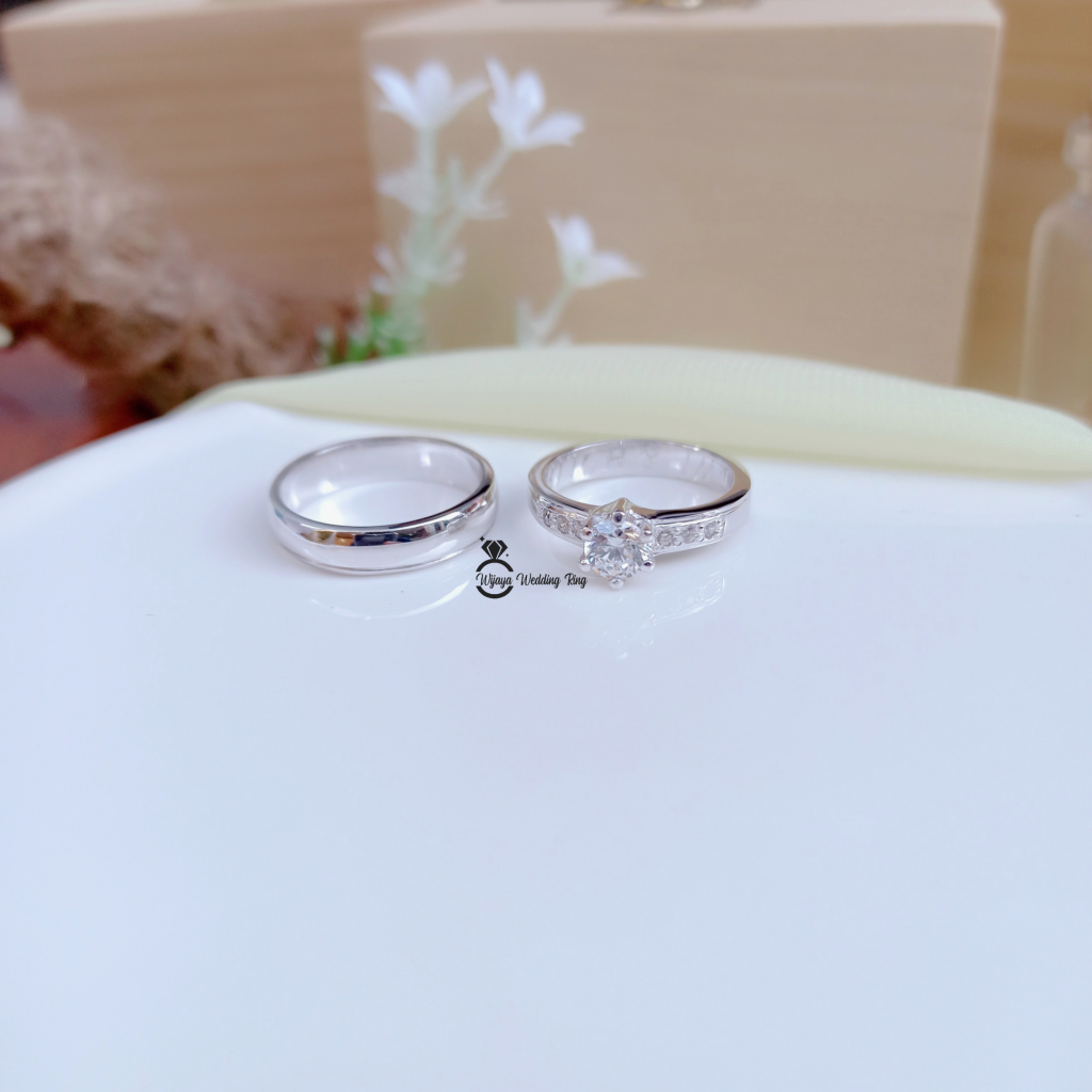 Detail Gambar Cincin Tunangan Mewah Nomer 5